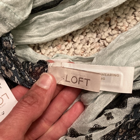 5 for $25 💸💸💸💸💸 
Fashion scarf - Picture 4 of 4